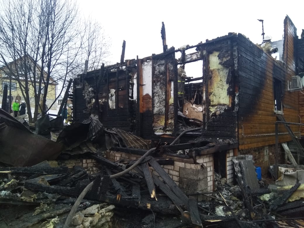 Мужчина вытащил из огня близких и погиб, спасая дом от пожара