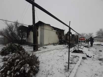 Следователи СК устанавливают обстоятельства пожара в с. Александров-Гай, унесшего жизнь мужчины и женщины