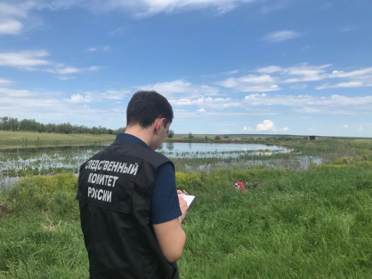 Следователями СК в рамках доследственной проверки устанавливаются обстоятельства смерти мужчины, тело которого обнаружено в водоеме в Ивантеевском районе