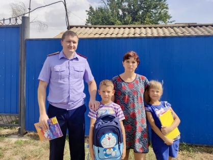Сотрудники Новоузенского межрайонного следственного отдела приняли участие в благотворительной акции «Соберем ребенка в школу»